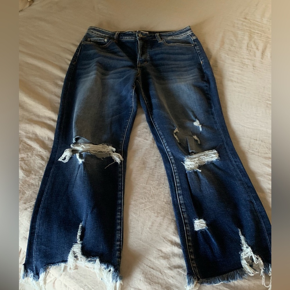 Zenana dark wash distressed jeans, cropped with the cutest jagged bottoms.